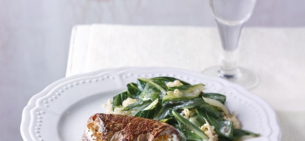 Walnootsteaks met snijbiet en parelgort