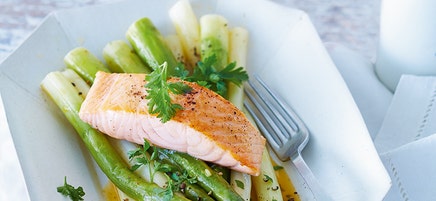 Gebakken asperges met zalm