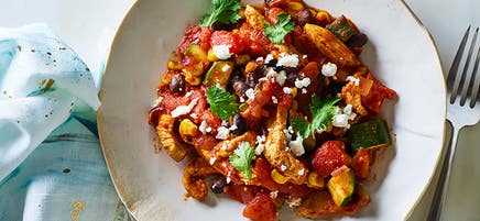 Mexikanisches Hähnchen mit Zucchini, Mais und schwarzen Bohnen