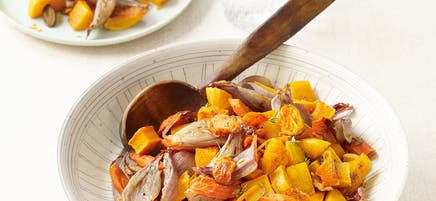 Gebratene Karotten und Butternutkürbis mit Schalotten und Thymian