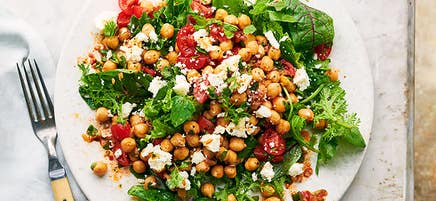 Salade de tomates, d'avocats et de pois chiches au piment chipotle et à la lime