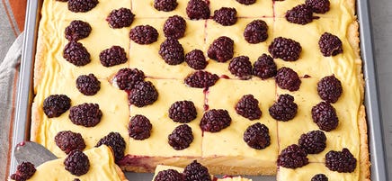 Quarkschnitten mit Brombeeren