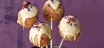 Bunte Erdbeer-Cakepops