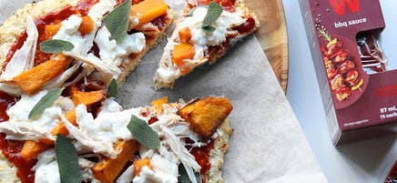 Cauliflower pizza with chicken and barbecue sauce