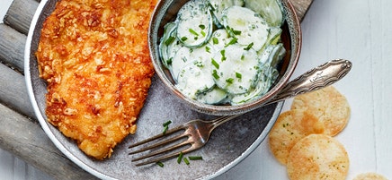 Würziges Hähnchenschnitzel mit Gurkensalat