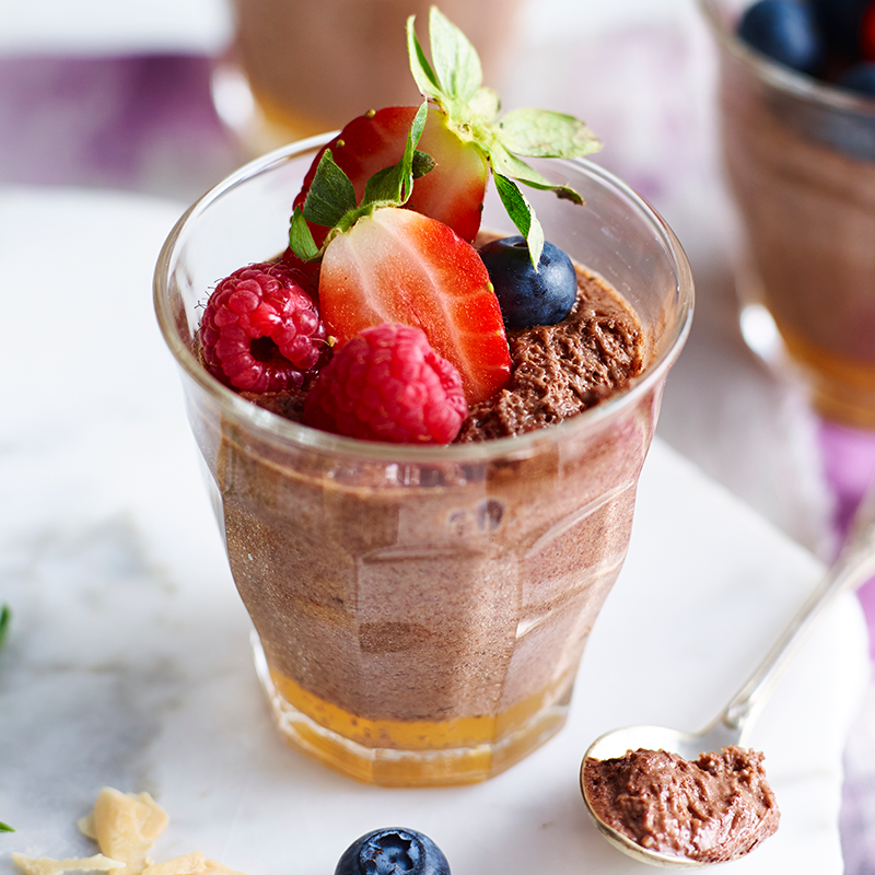 Dunkle Chocolate Mousse mit Beeren