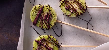 Kiwi-Lollies mit Schokofäden