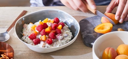 Birchermüsli mit Himbeeren und Aprikosen