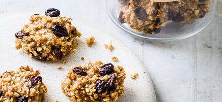 3-ingredients banana, oat and sultana biscuits