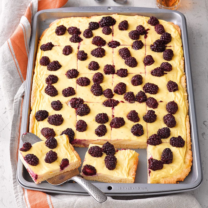 Quarkschnitten mit Brombeeren