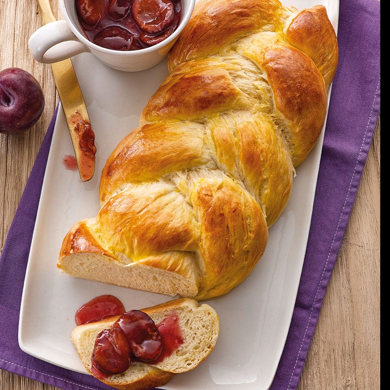 Hefezopf mit Pflaumenkompott
