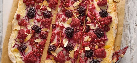 Süßer Flammkuchen mit Beeren