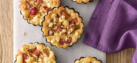 Streusel-Tartelettes mit Rhabarber