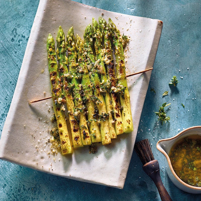 Gegrillter Spargel mit Knoblauchmarinade