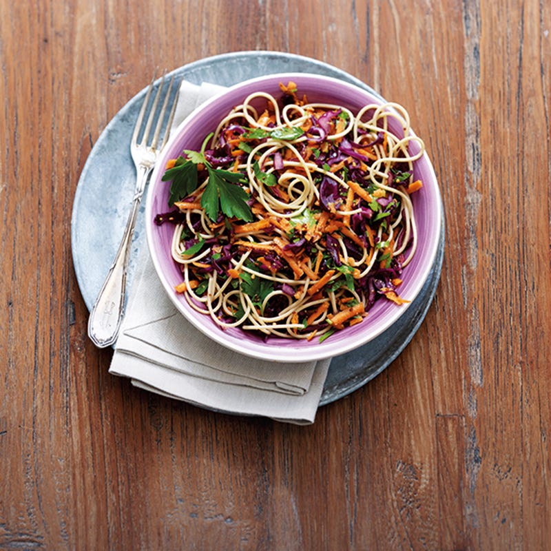 Foto van Wortel-rodekoolsalade met volkorenspaghetti door WW