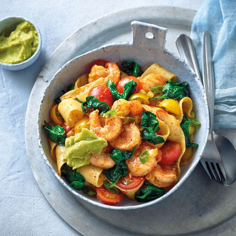 Scharfe Garnelen-Pasta mit Avocadopesto