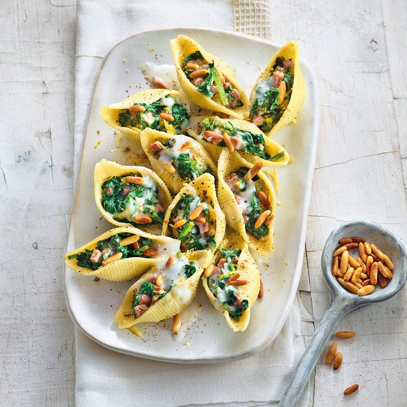 Muschelnudeln mit Spinat und Pinienkernen