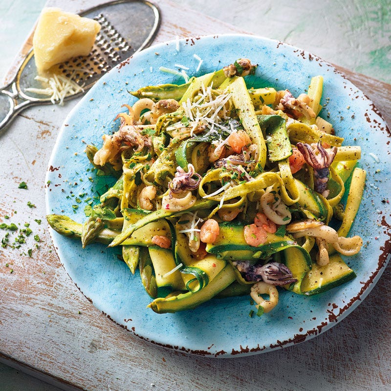 Grüne Nudeln mit Meeresfrüchten