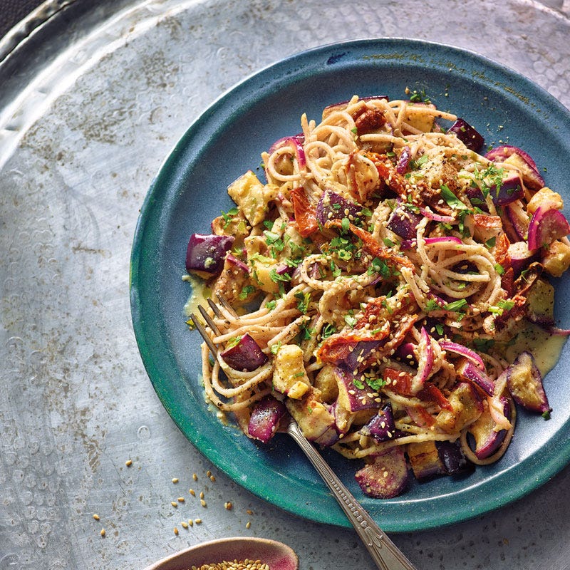 Hummus-Pasta mit getrockneten Tomaten