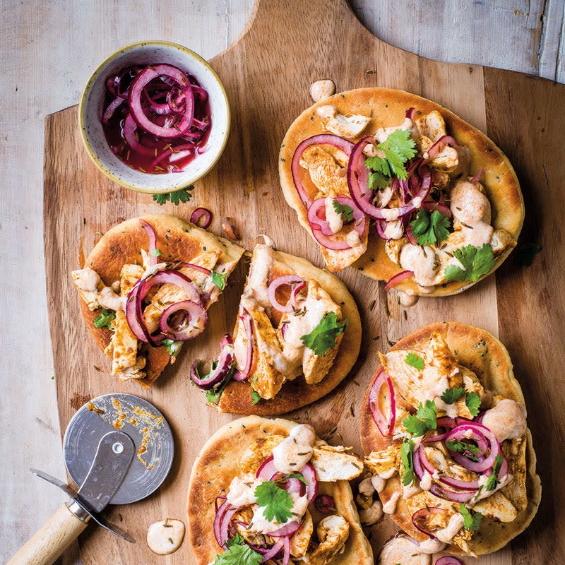 Naan-Pizza mit Curryhähnchen