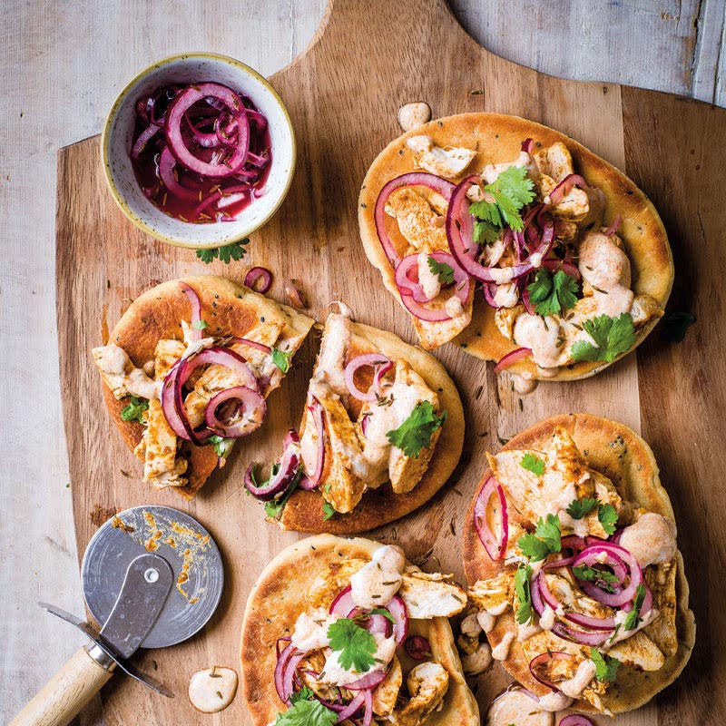 Naan-Pizza mit Curryhähnchen