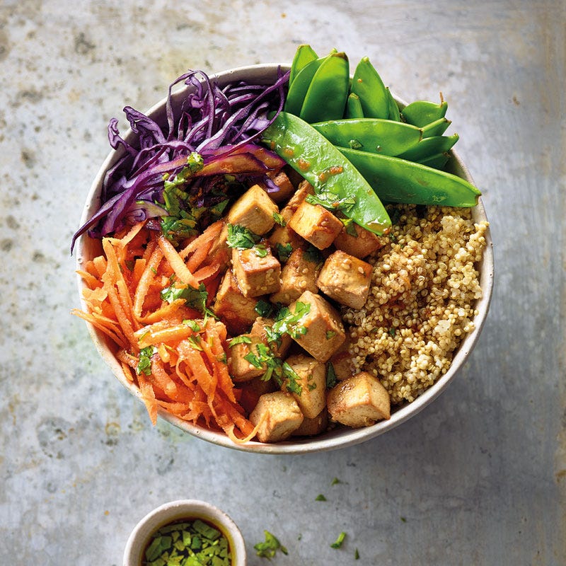 Quinoa-Tofu-Bowl mit asiatischem Dressing