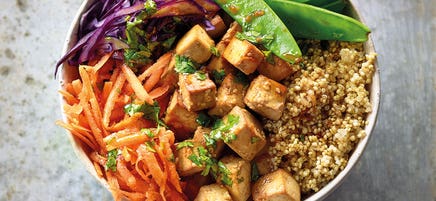 Quinoa-Tofu-Bowl mit asiatischem Dressing