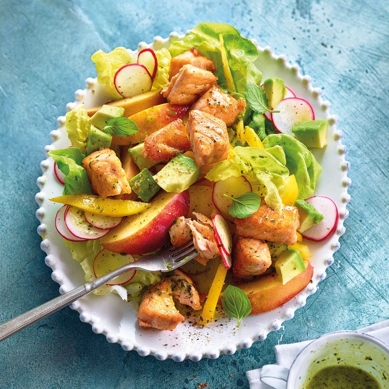 Sommersalat mit Lachswürfeln