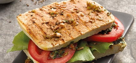 Tofusandwich met tomaten-kruidenpesto