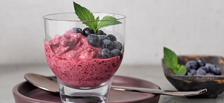 Frozen-yoghurt-sorbet met rood fruit