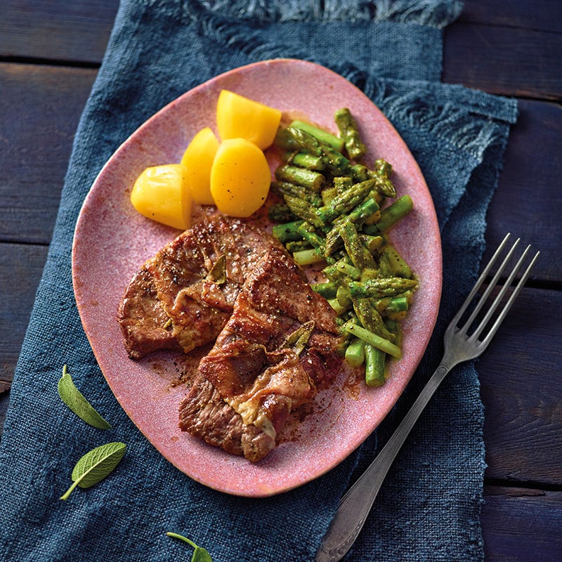 Foto van Saltimbocca met groene asperges door WW