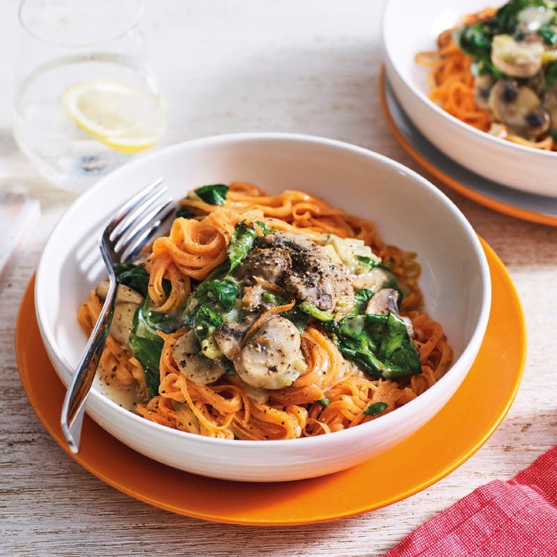 Nouilles de patate douce, champignons et épinards