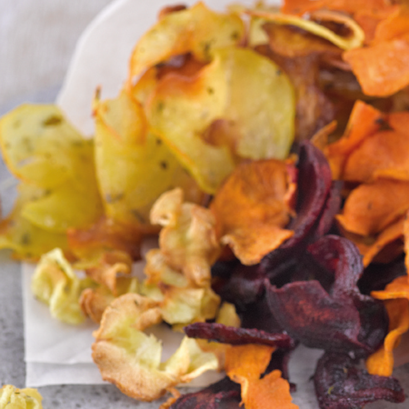 Chips de légumes et fromage frais aux herbes