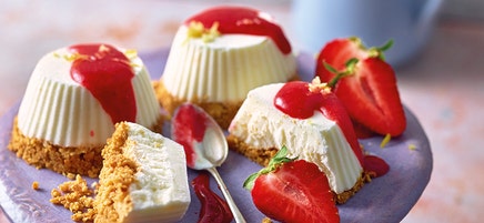 Cheesecake-ijstaartjes met aardbeiensaus