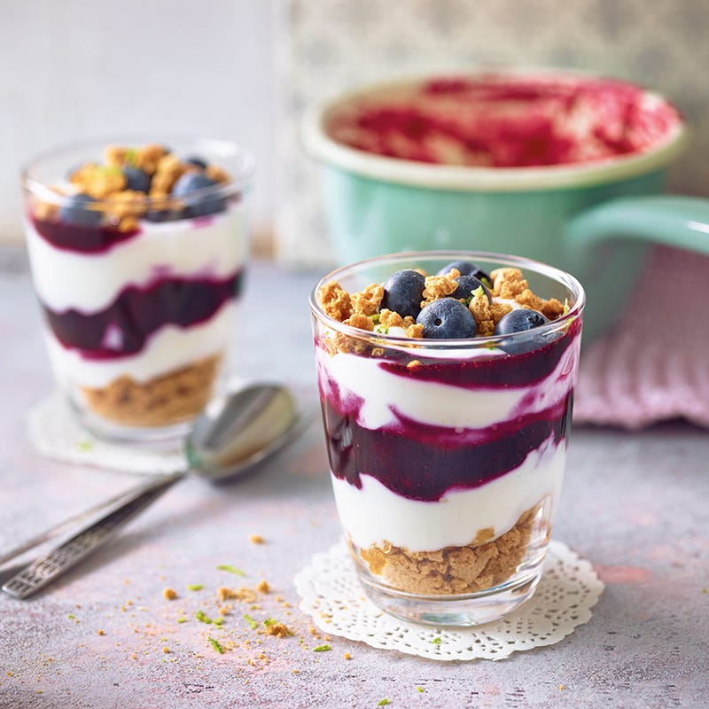 Foto van Karnemelktrifle met blauwebessensaus door WW