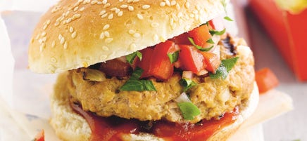 Hamburger met tomatensalsa