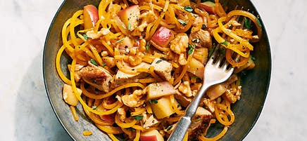 Nouilles de courge musquée avec dinde, pomme et thym