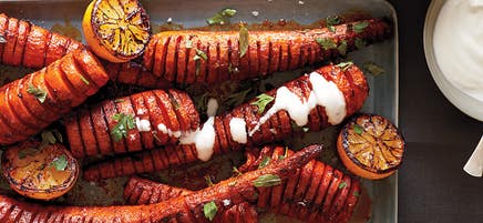 Carottes façon Hasselback avec paprika fumé, citron grillé et sauce au yogourt