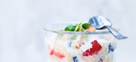 Couscousontbijt met rood fruit