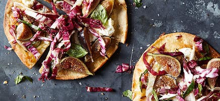 Pizza au radicchio, au fromage de chèvre et à la figue