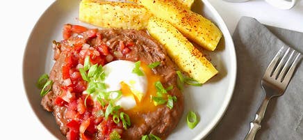 Haricots frits avec œuf poché et pico