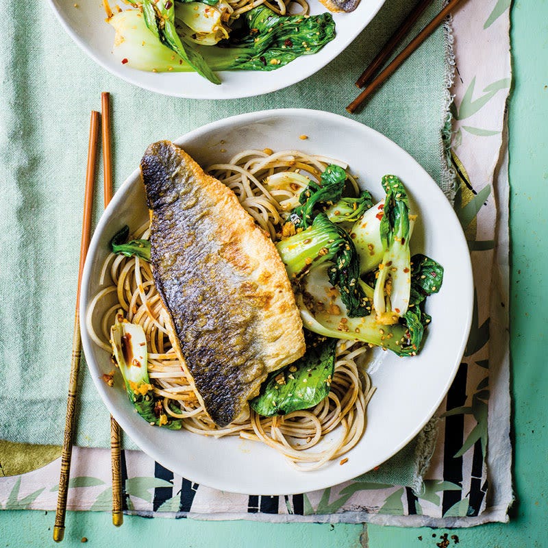 Knuspriger Wolfsbarsch mit Sesamnudeln