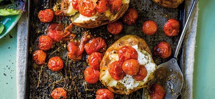 Pommes de terre au four, ricotta et tomates grillées