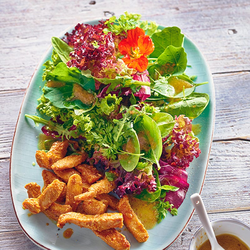 Wilder Sommersalat mit Tandoori-Hähnchen