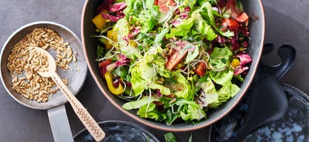 Gemengde salade met kruidendressing