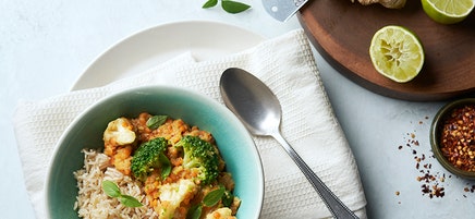 Syrlig linsgryta med kokosmjölk och kål