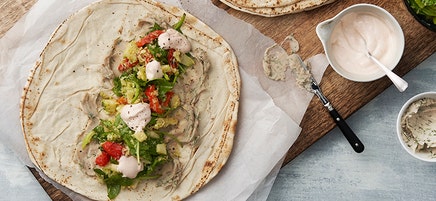 Wrap med bönröra och grillad paprika- och kålsallad