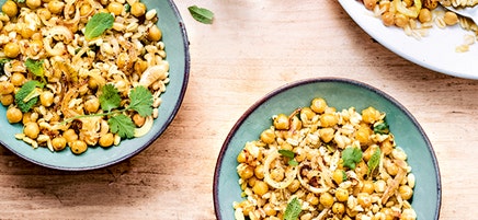 Salade van kikkererwten en durumtarwe met ui