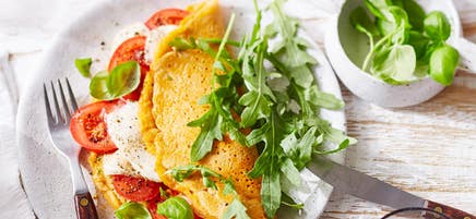 Omelette tomate-mozza