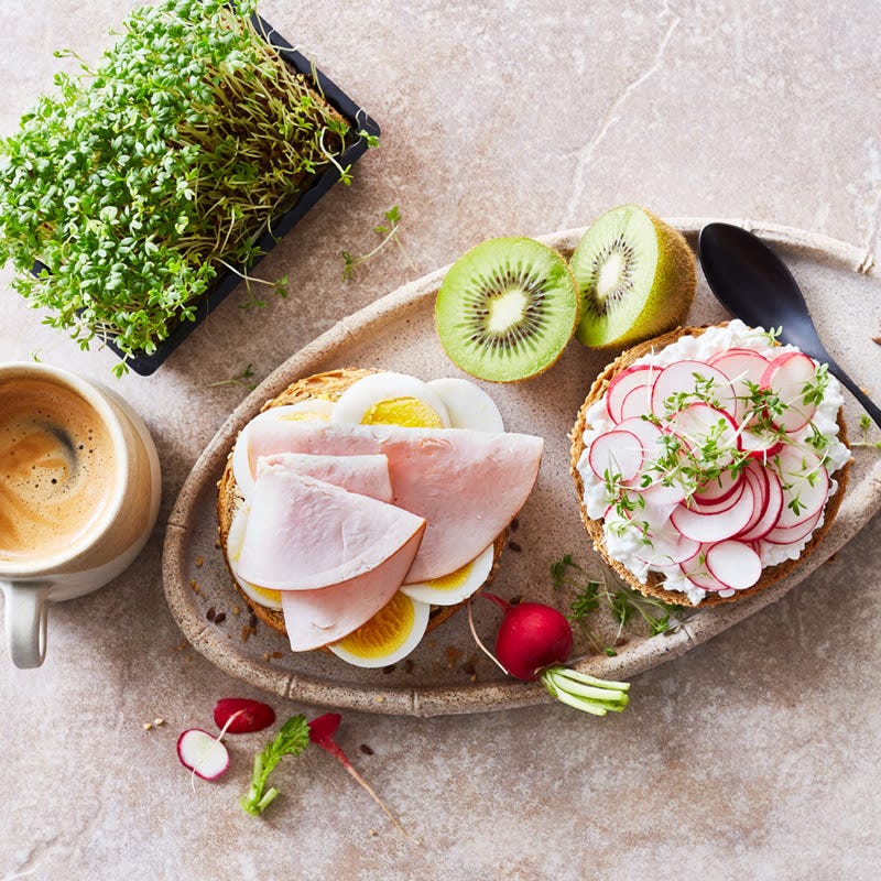 Vollkornbrötchen mit Ei und Schinken